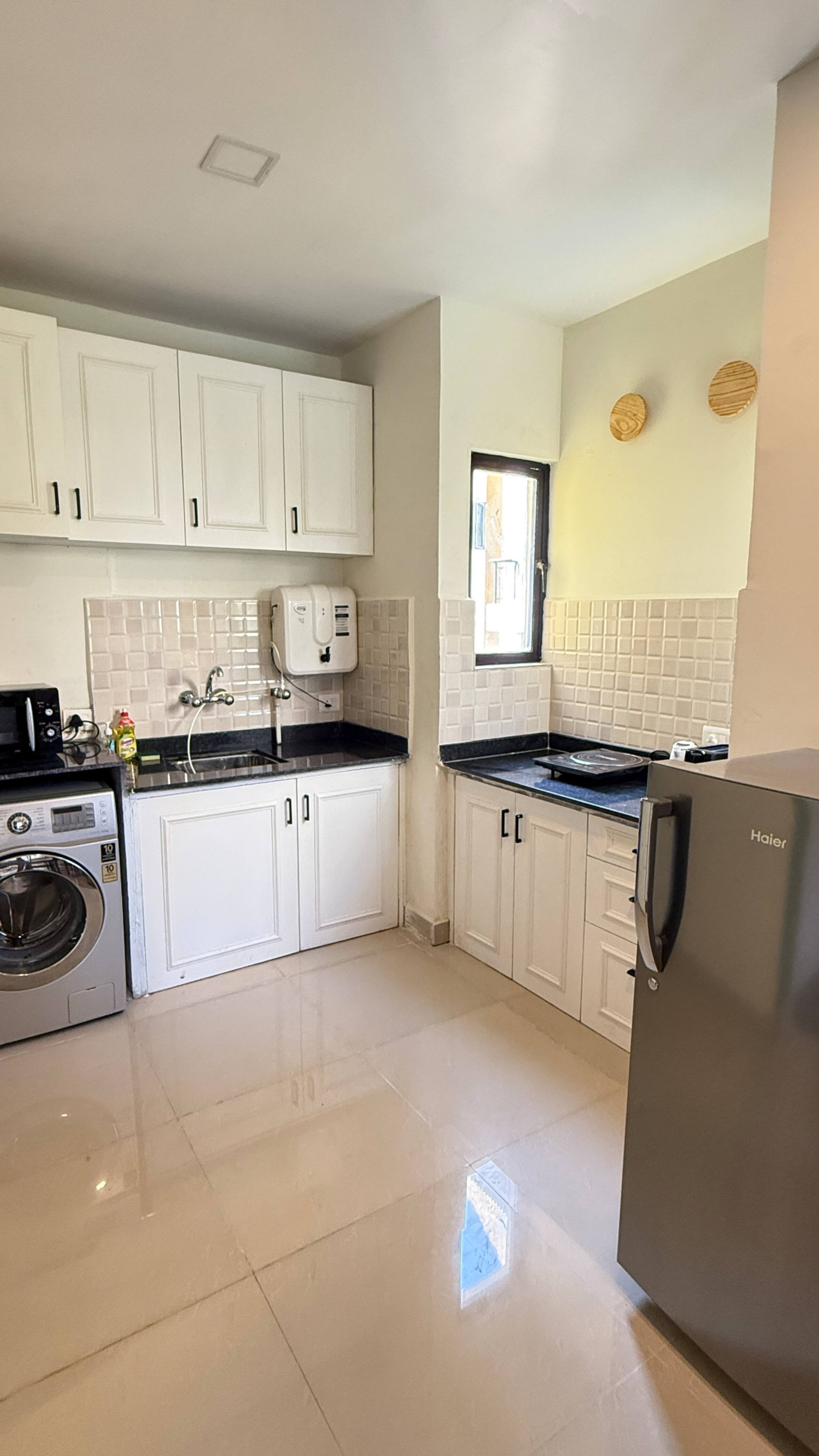 Leafy Escape | Bright 1BR | 5 mins to beach 10