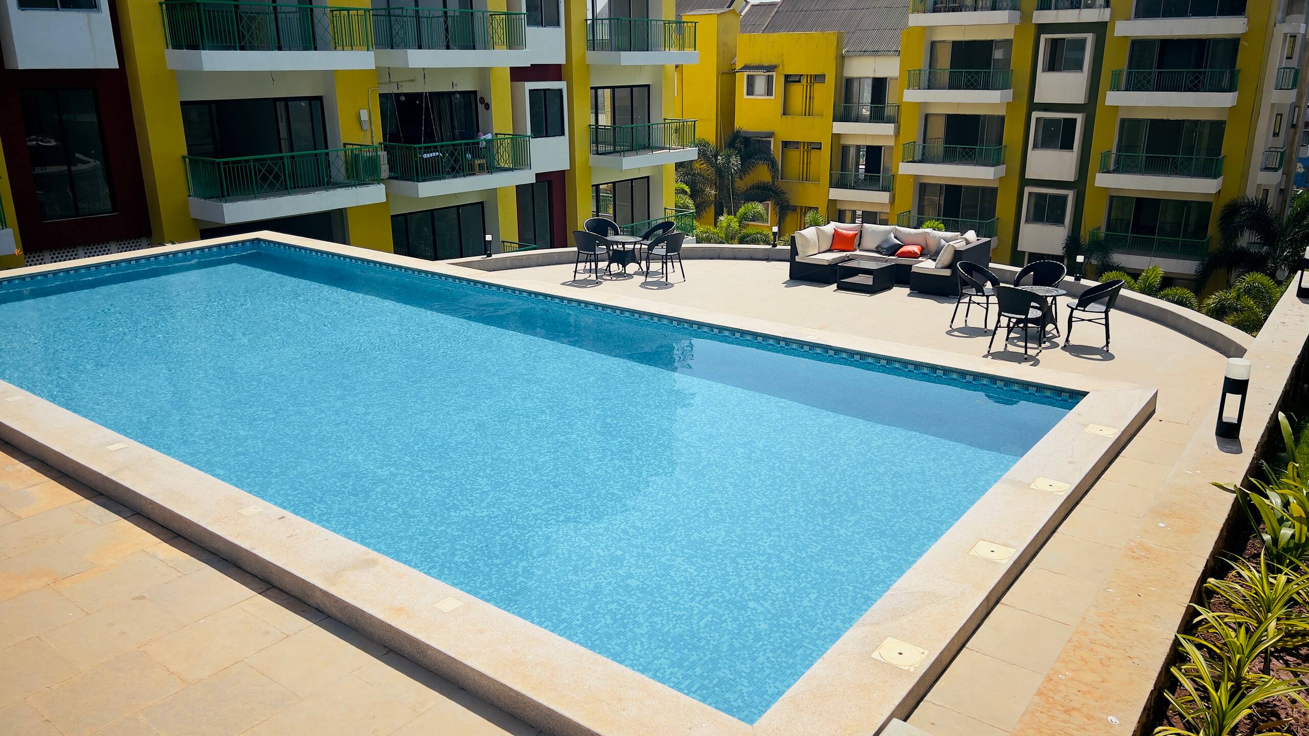 Leafy Escape | Bright 1BR | 5 mins to beach 21