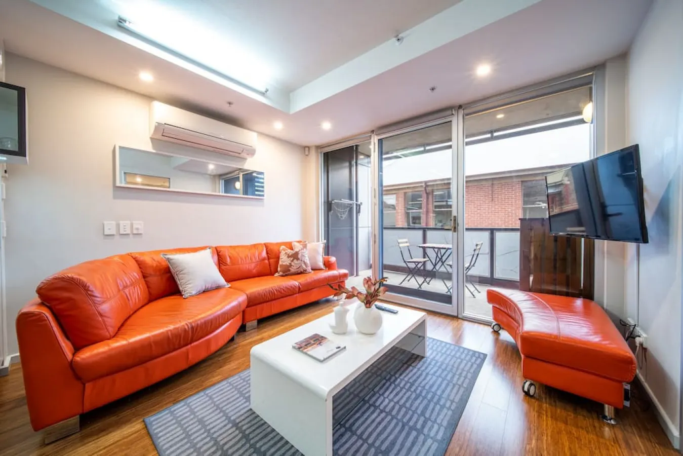 Huttside—Comfortable CBD Stay near Parklands