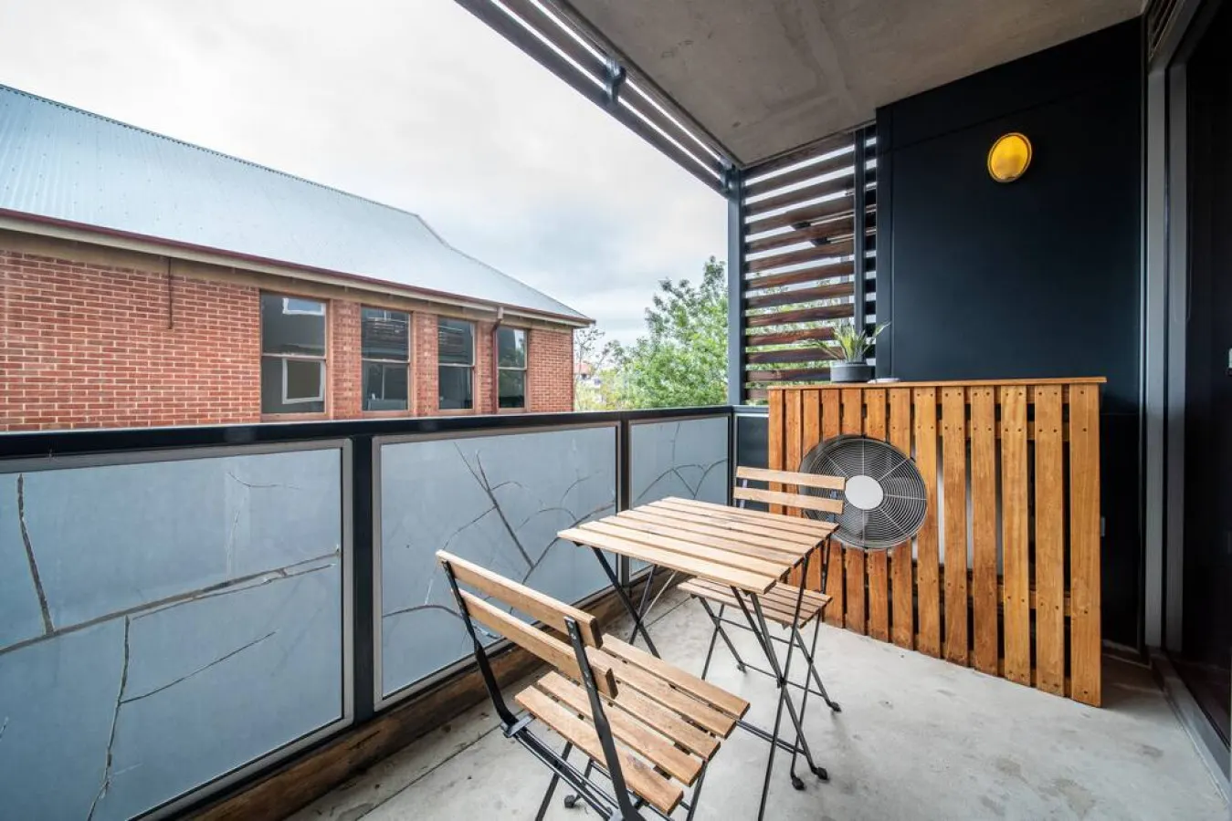 Huttside—Comfortable CBD Stay near Parklands 11