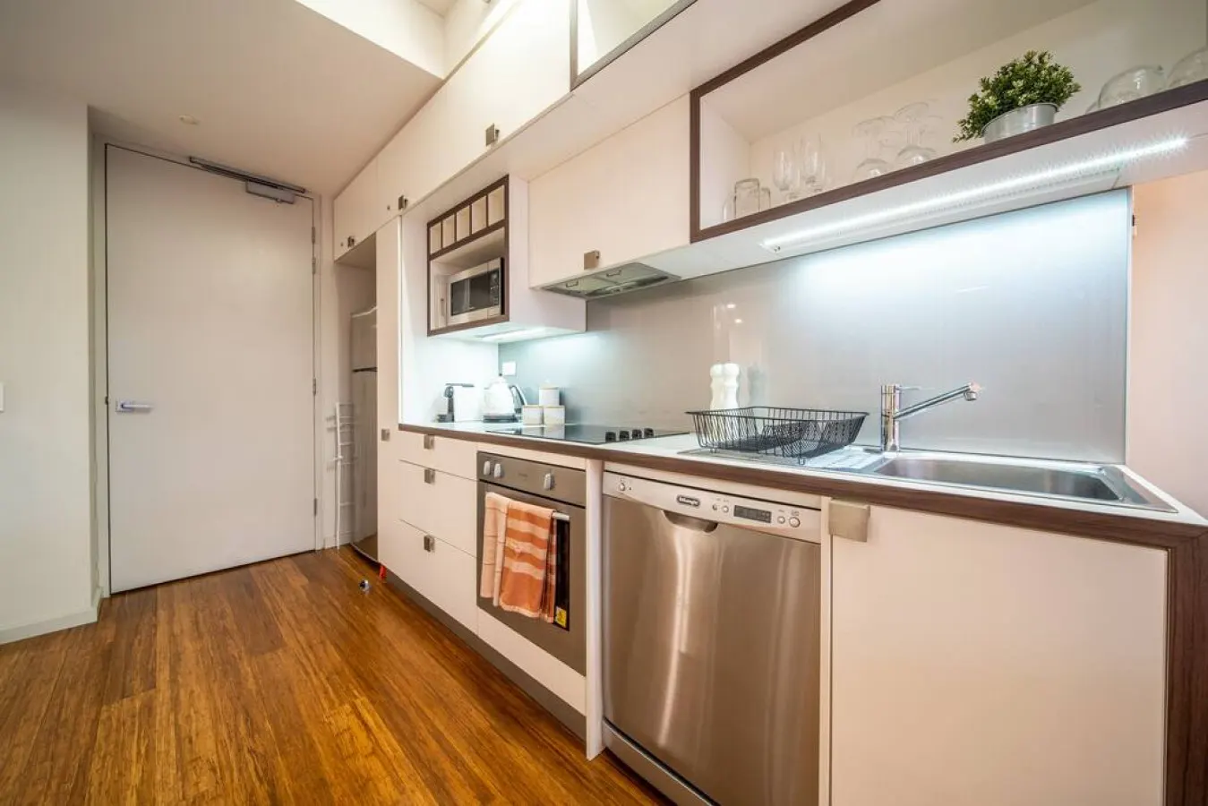 Huttside—Comfortable CBD Stay near Parklands 14