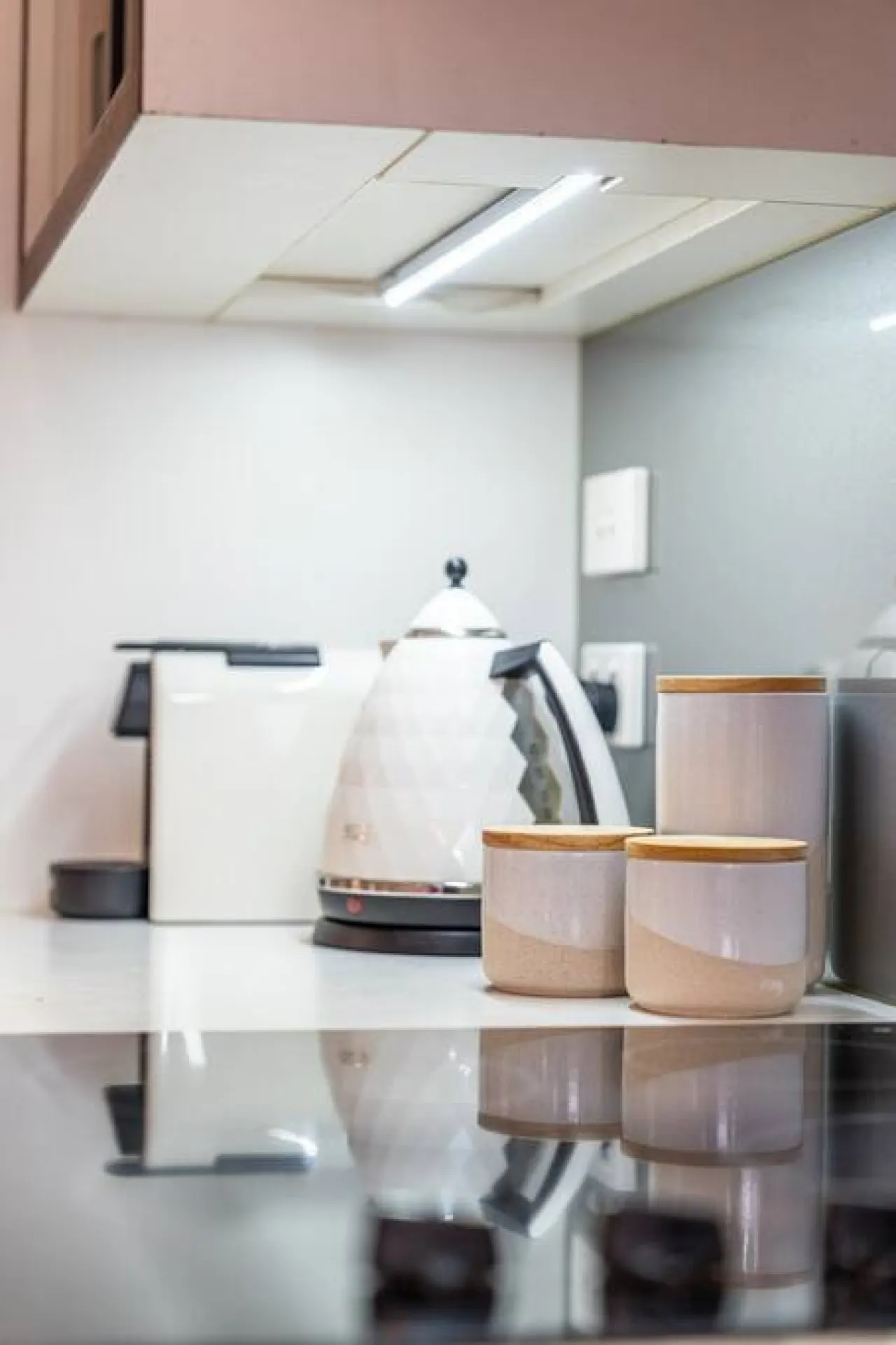 Huttside—Comfortable CBD Stay near Parklands 15