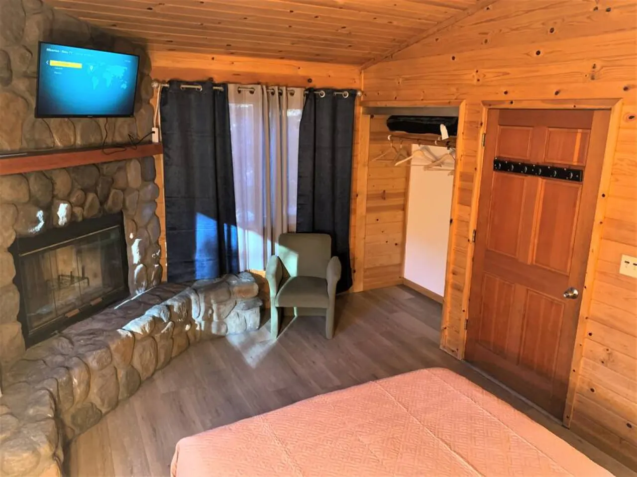 Lake-View Lodge Cabin #6 ( 2 BR Near The Village) 2