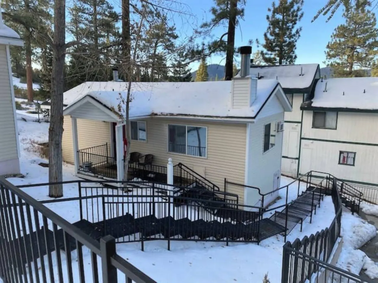 Lake-View Lodge Cabin #6 ( 2 BR Near The Village) 3