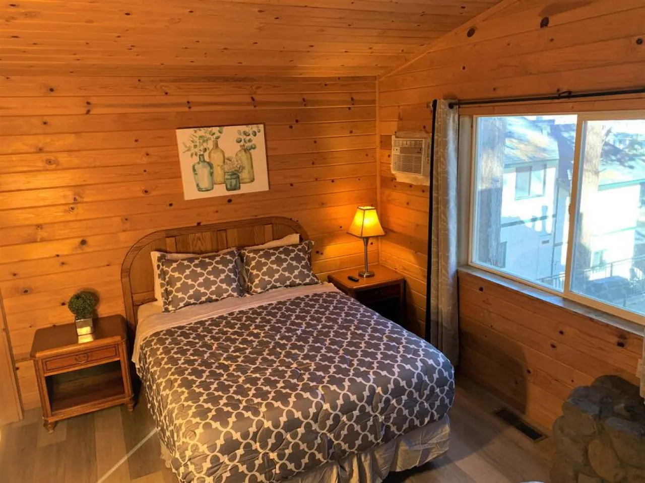 Lake-View Lodge Cabin #6 ( 2 BR Near The Village) 4