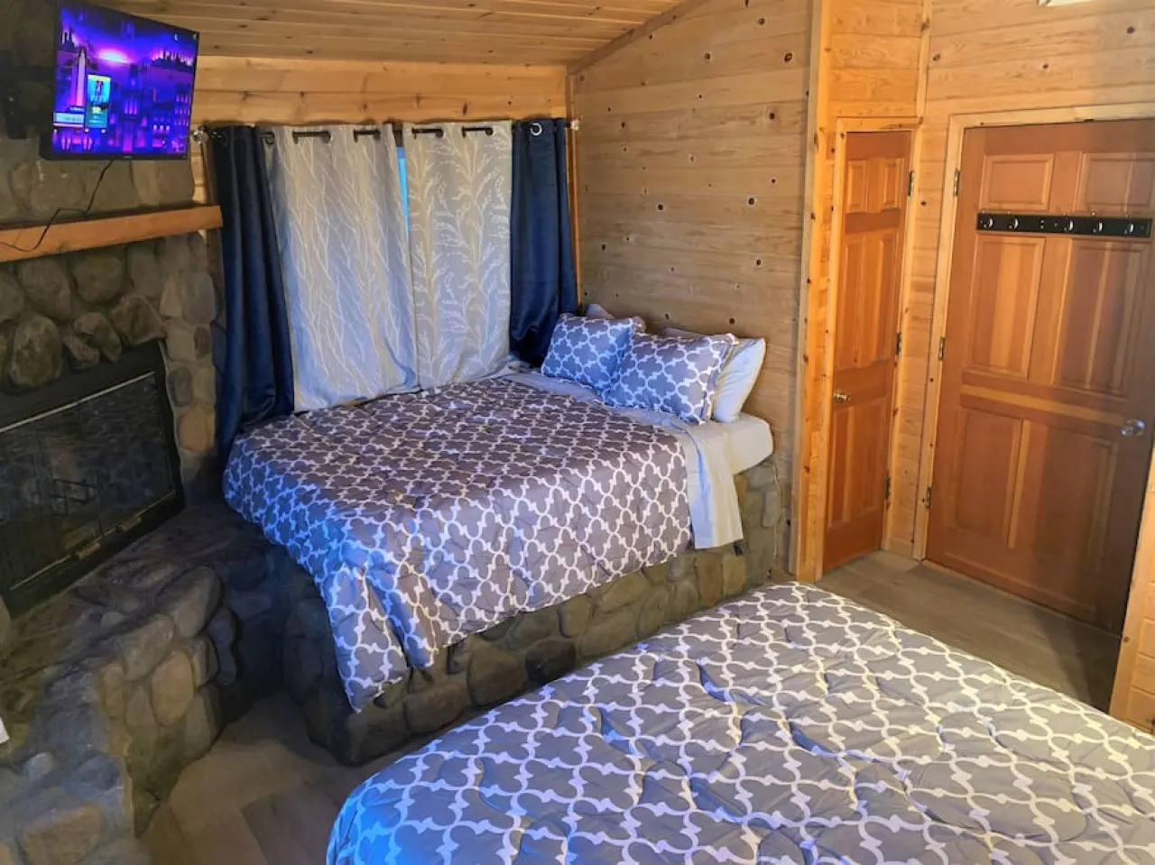 Lake-View Lodge Cabin #6 ( 2 BR Near The Village) 5