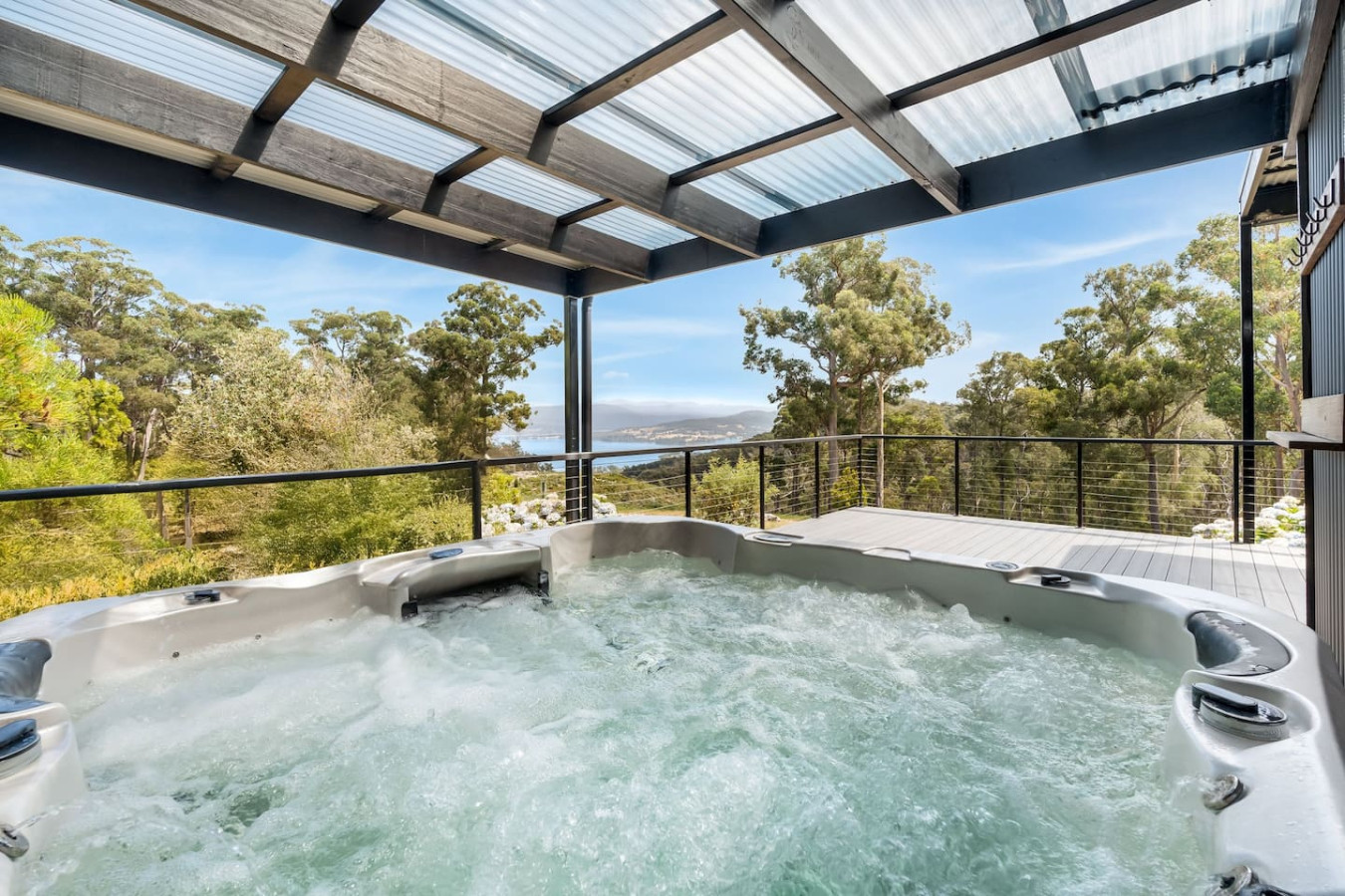 Spectacular Views of Deep Bay w/ Private Hot Tub