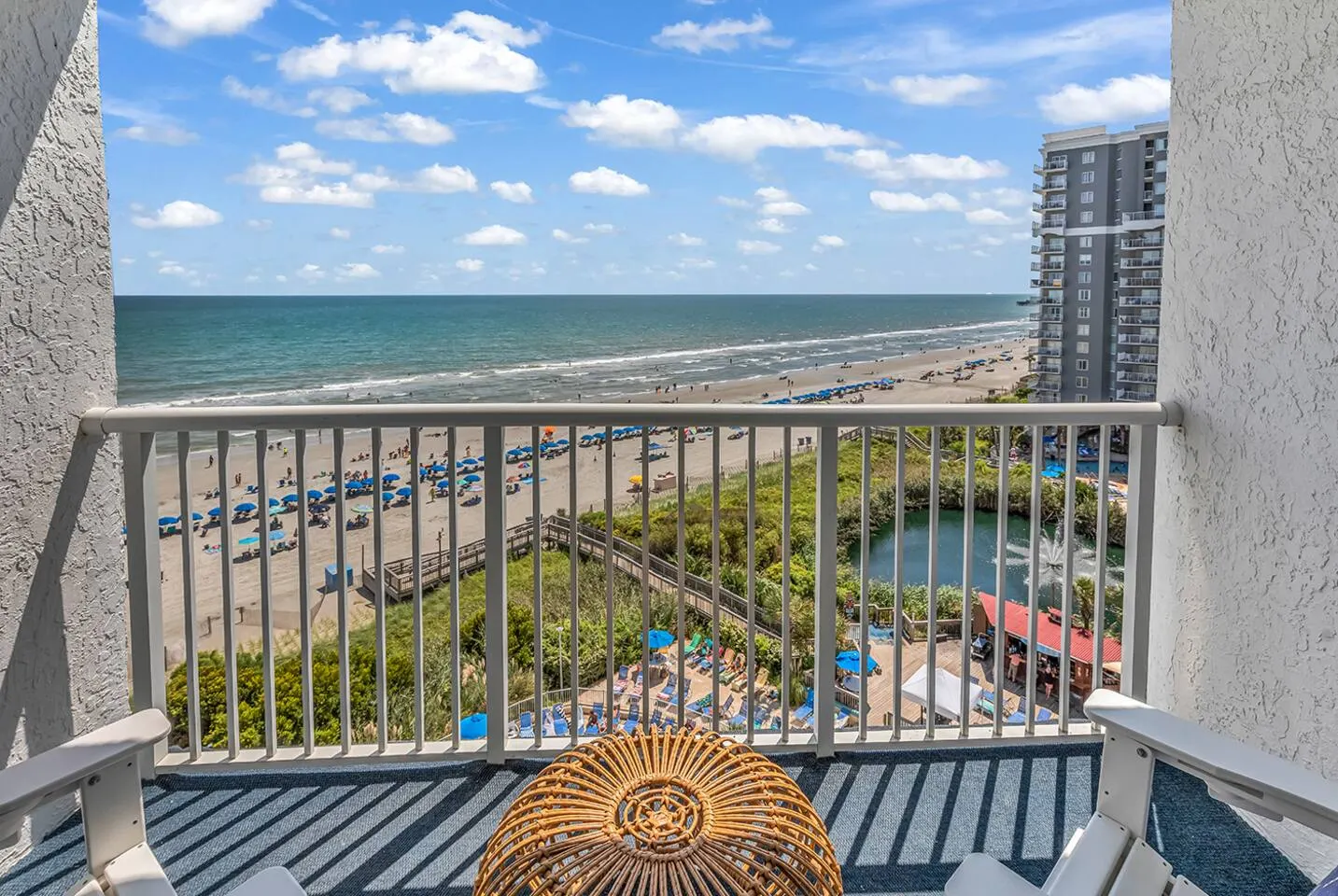 Oceanfront 1BR • King Bed • Pools & 2 Lazy Rivers