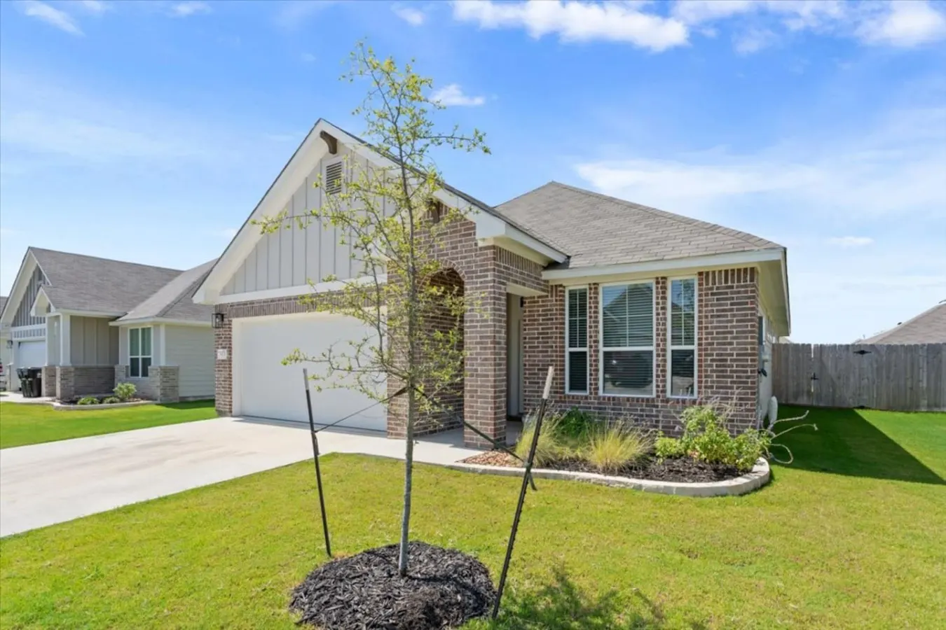 5 Beds Sleeps 8 w/ Garage Parking