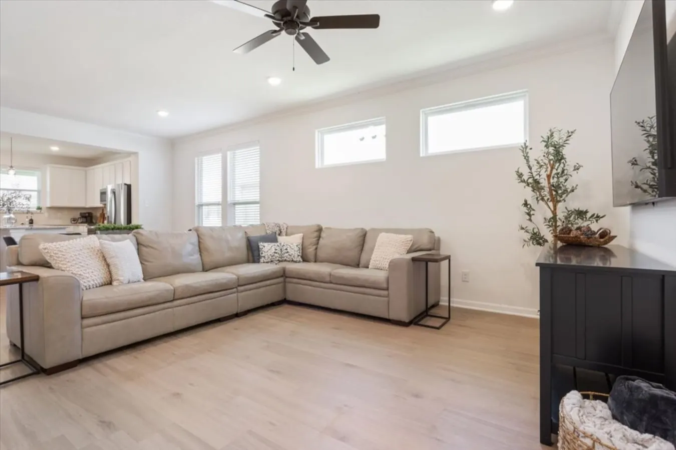 5 Beds Sleeps 8 w/ Garage Parking 2