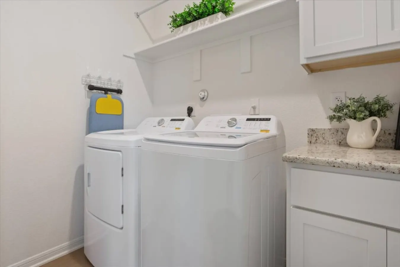 5 Beds Sleeps 8 w/ Garage Parking 11