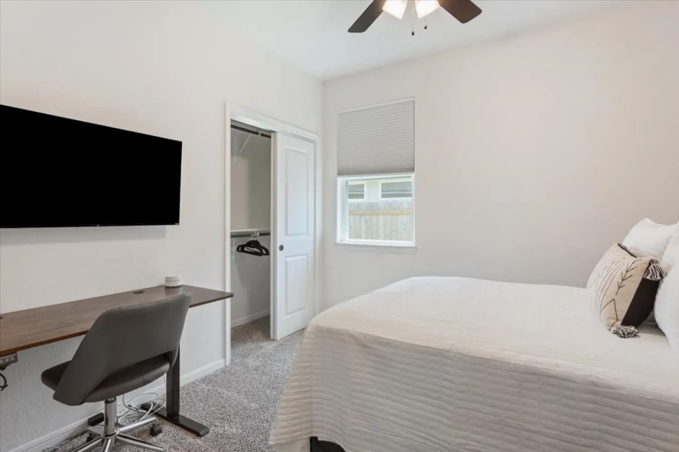5 Beds Sleeps 8 w/ Garage Parking 14