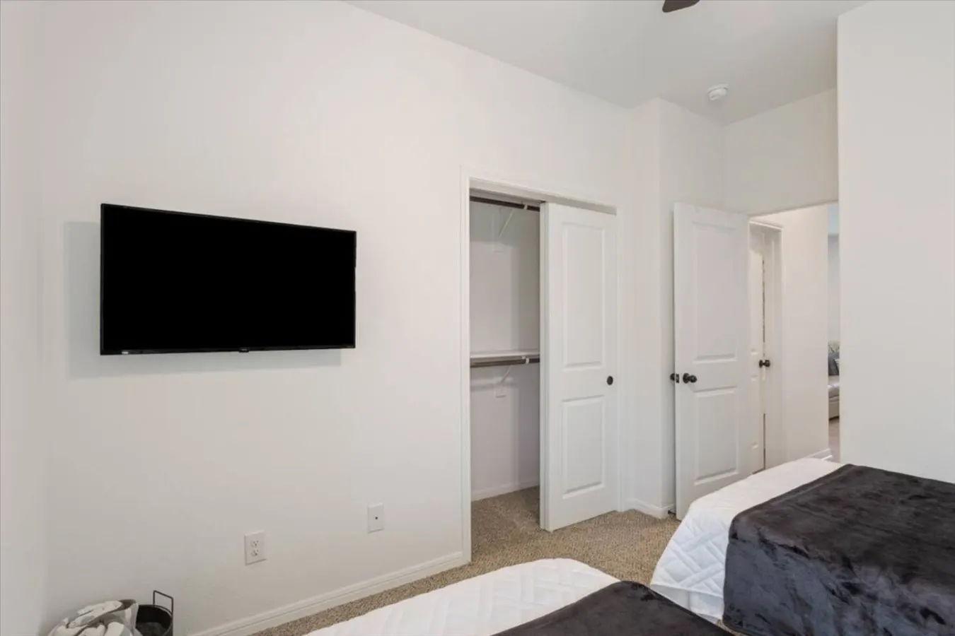 5 Beds Sleeps 8 w/ Garage Parking 15
