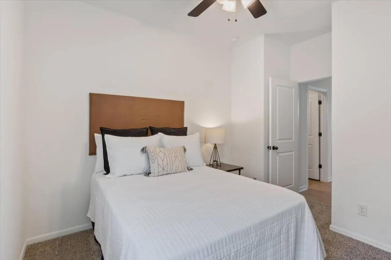 5 Beds Sleeps 8 w/ Garage Parking 16