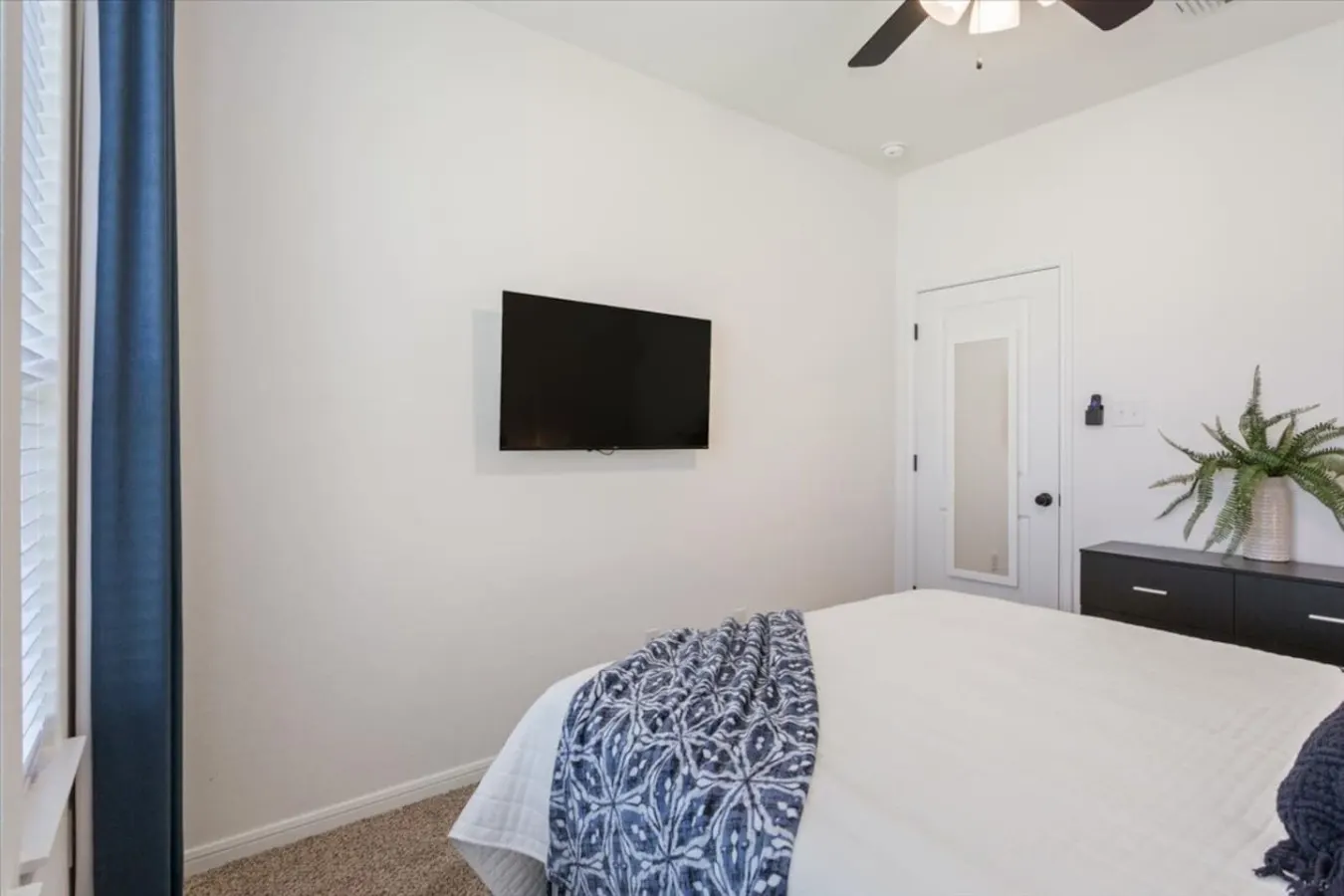5 Beds Sleeps 8 w/ Garage Parking 18