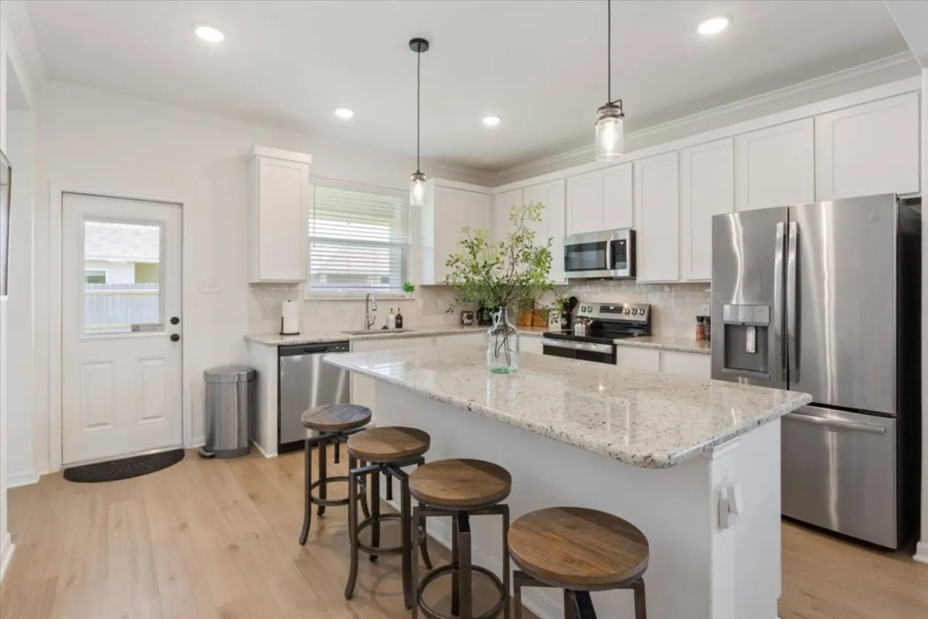 5 Beds Sleeps 8 w/ Garage Parking 3
