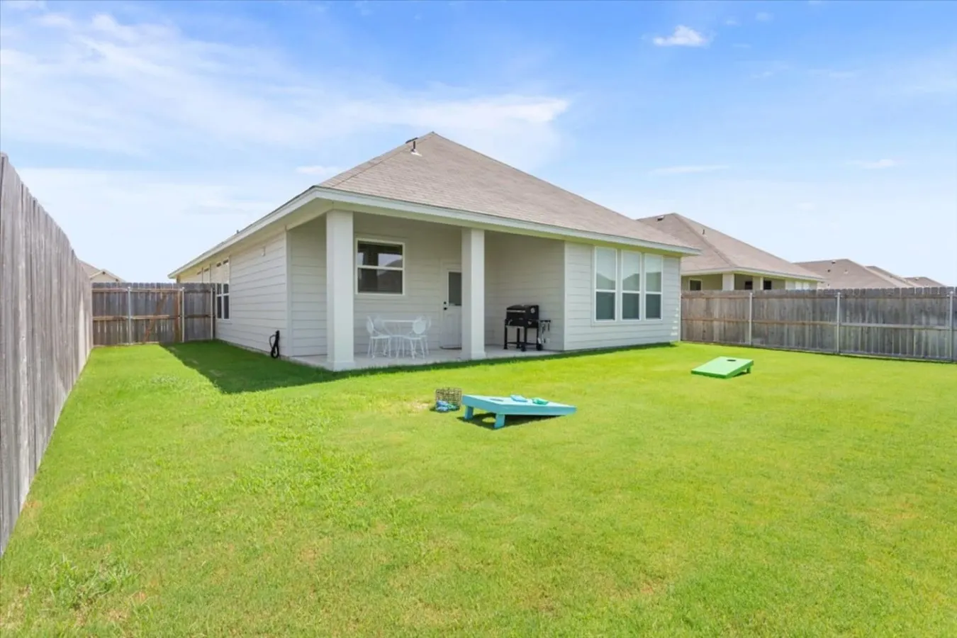 5 Beds Sleeps 8 w/ Garage Parking 8