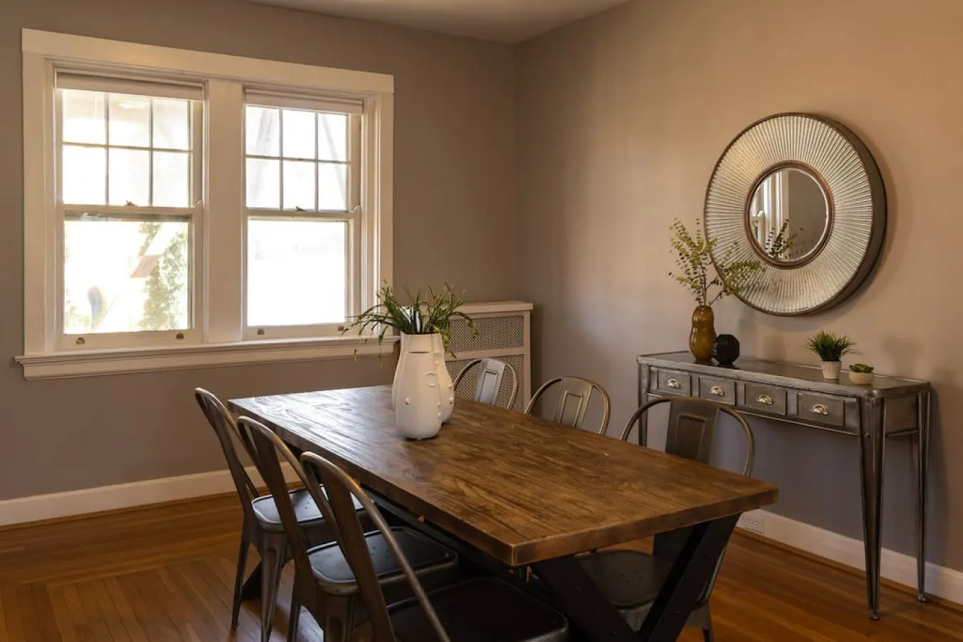 Spacious in Hyde Park with Patio 16