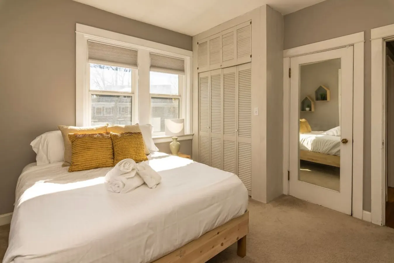 Spacious in Hyde Park with Patio 17
