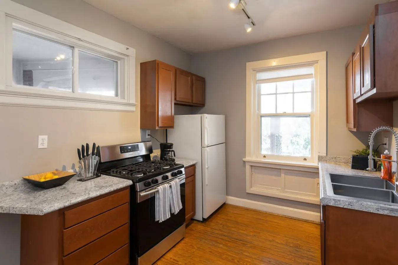 Spacious in Hyde Park with Patio 3