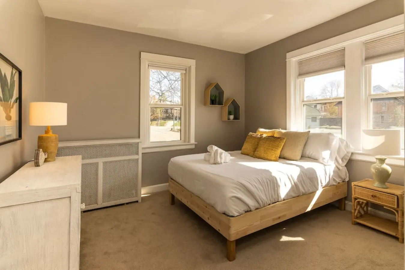 Spacious in Hyde Park with Patio 4