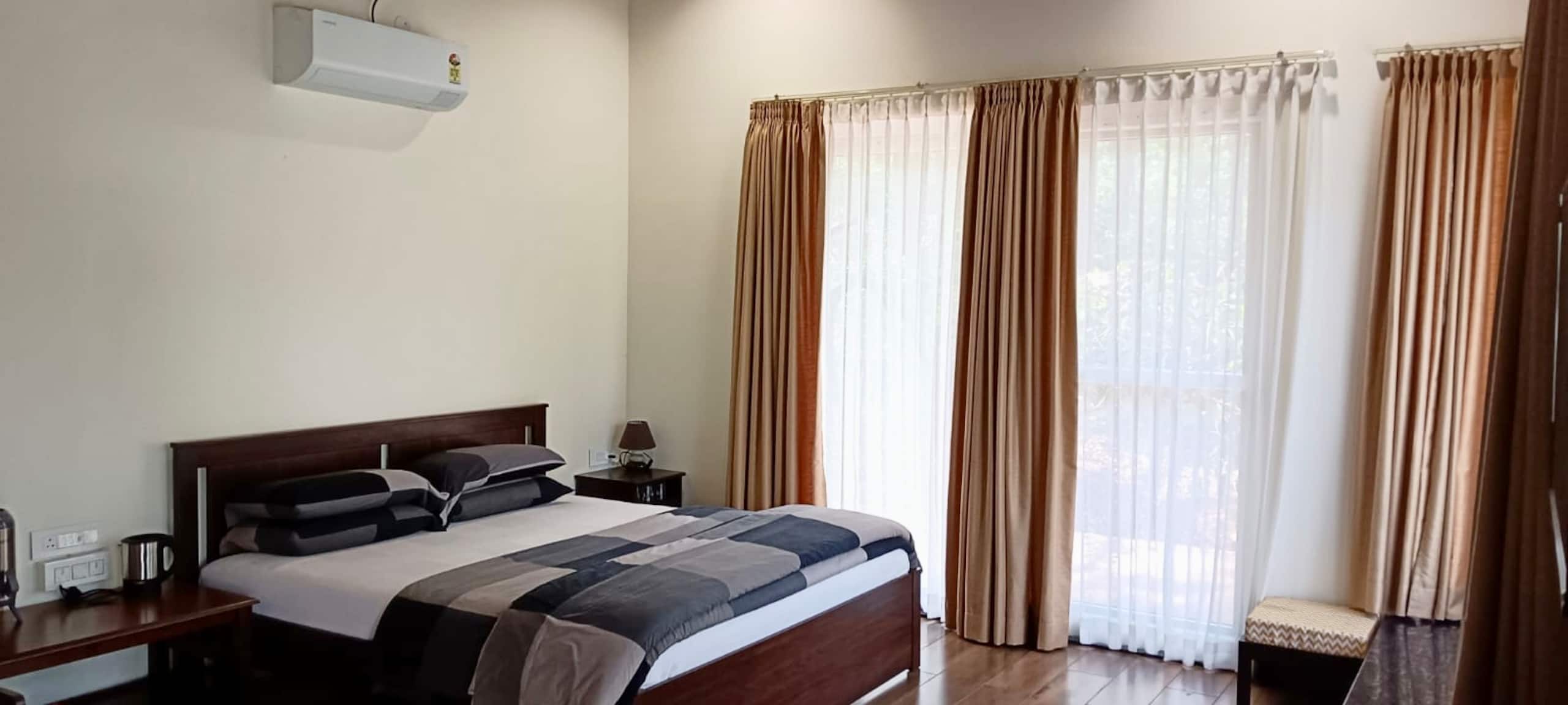 Livingston Homestay-Wooden Cottage-Chikmagalur 11