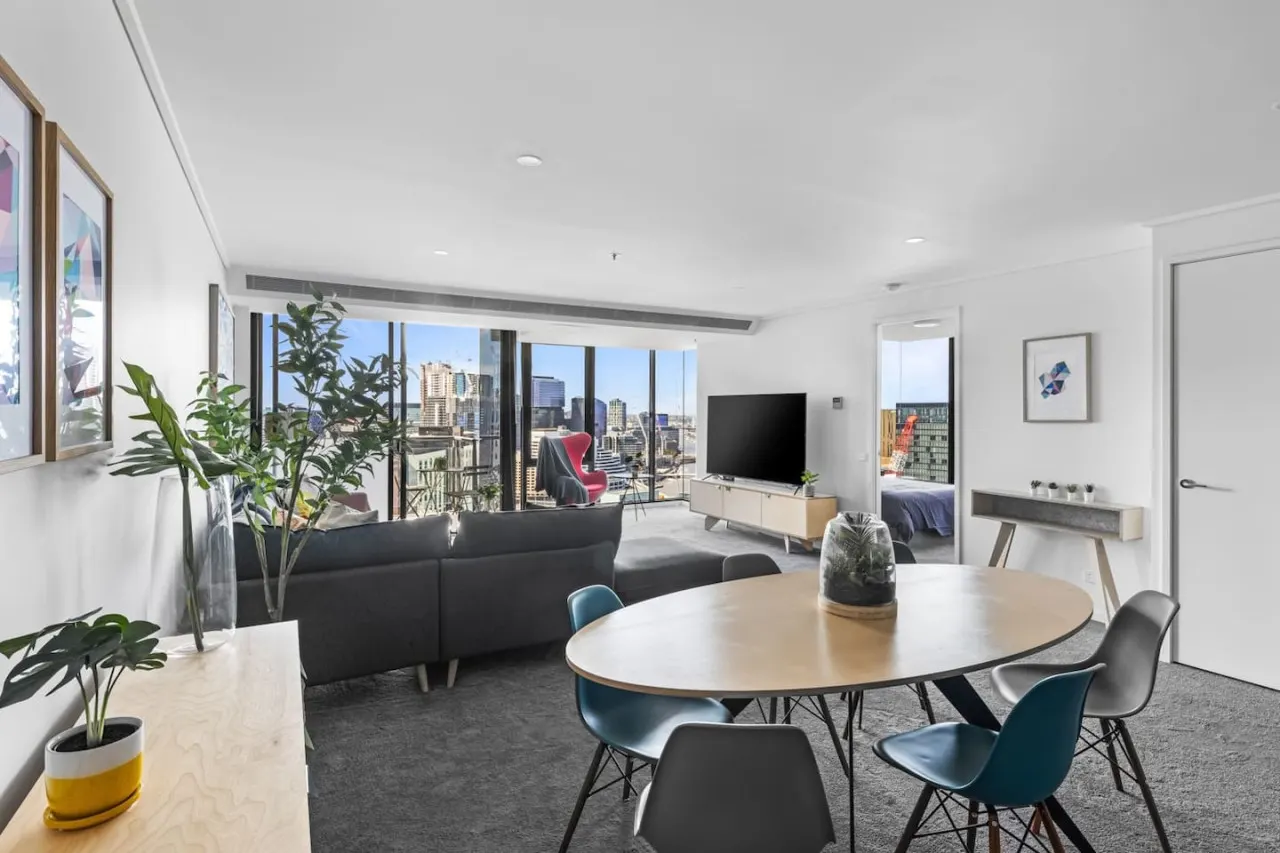 Aiko- Penhouse style 3 bed/2bath Melbourne Home