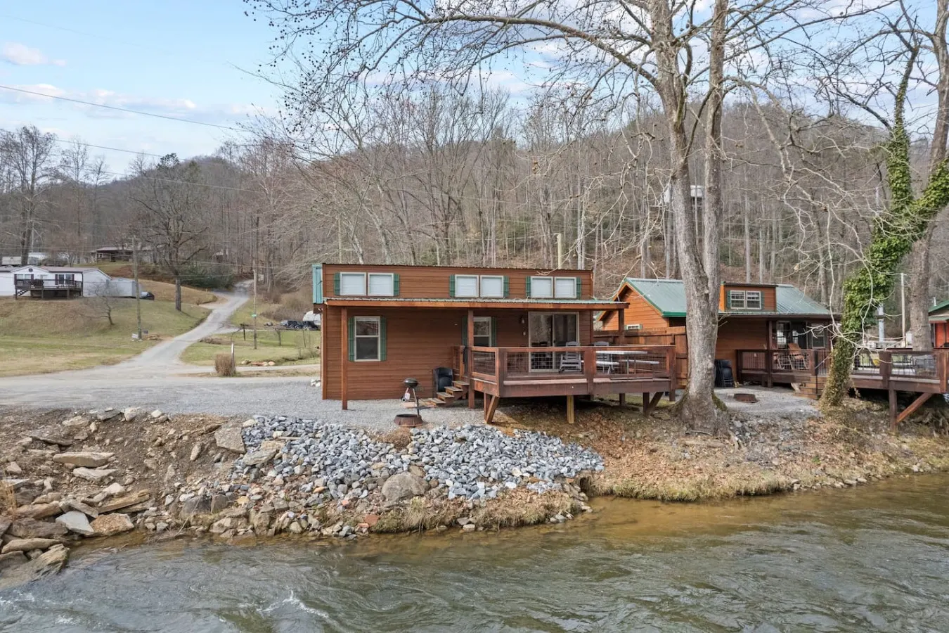 Riverfront Cabin Fish, Hike & 5 Min to Sylva 17