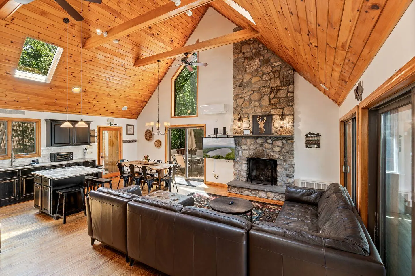 Lakefront Large Dock, Deck & Fire Pit Sleeps12 9