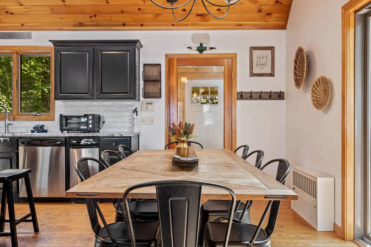 Lakefront Large Dock, Deck & Fire Pit Sleeps12 14