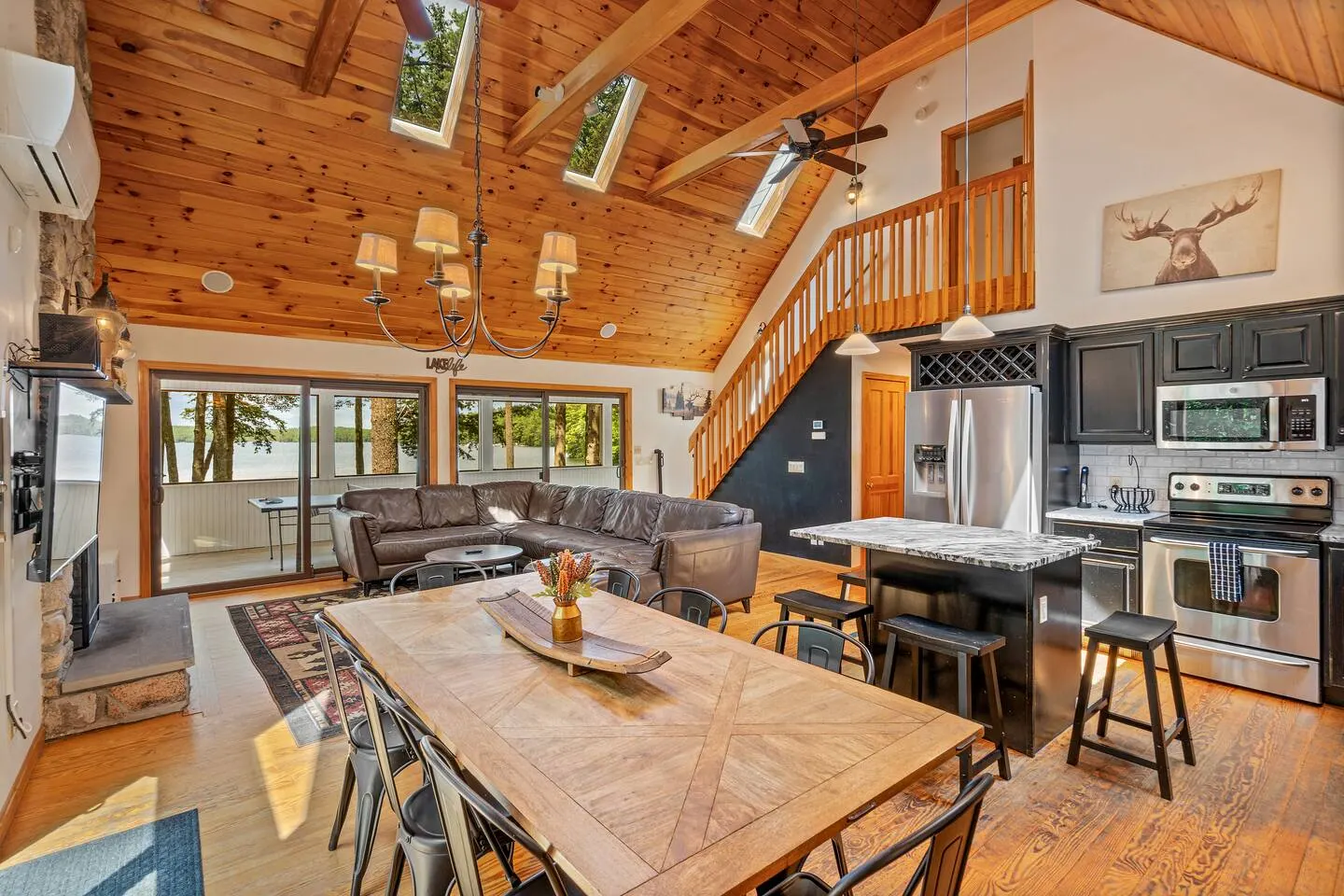 Lakefront Large Dock, Deck & Fire Pit Sleeps12 17