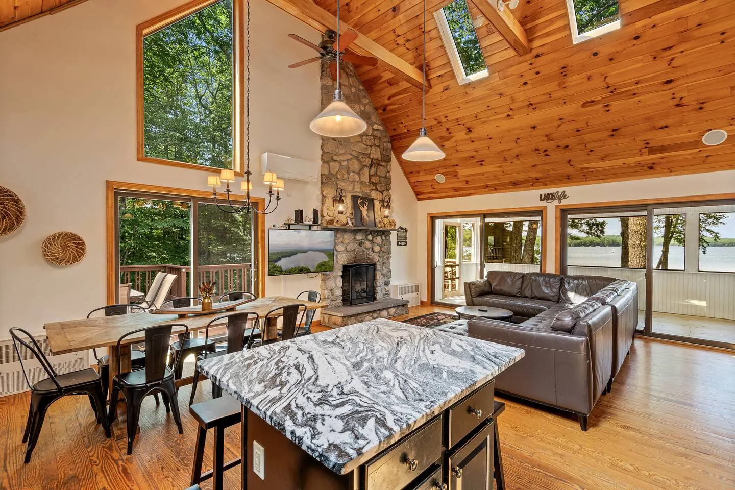 Lakefront Large Dock, Deck & Fire Pit Sleeps12 18