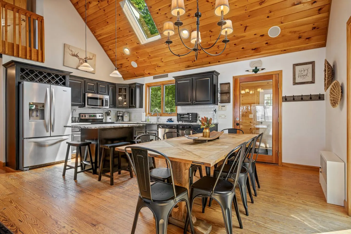 Lakefront Large Dock, Deck & Fire Pit Sleeps12 19