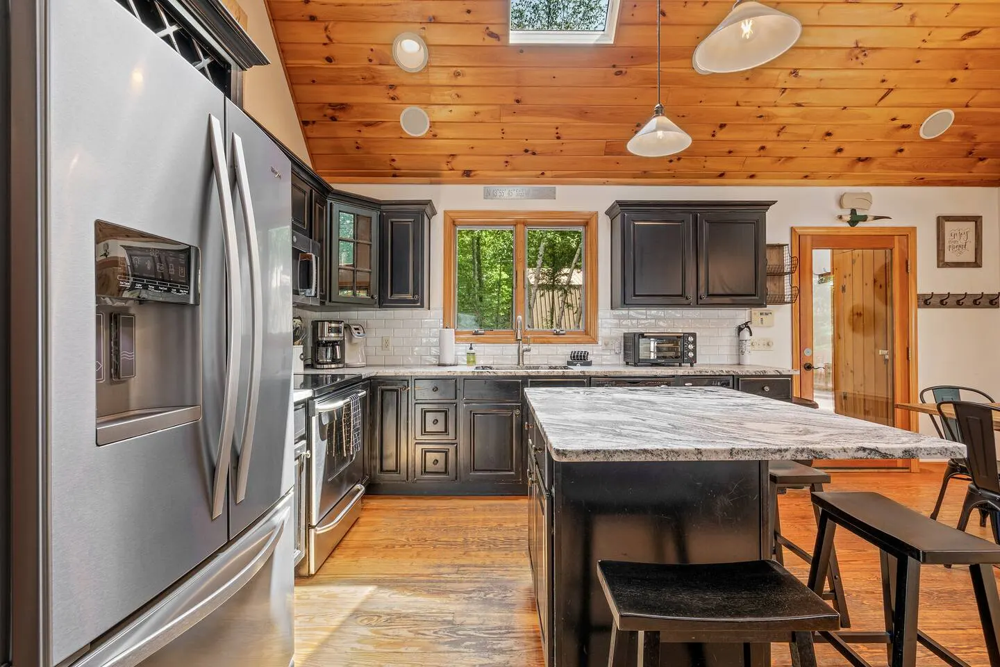 Lakefront Large Dock, Deck & Fire Pit Sleeps12 20