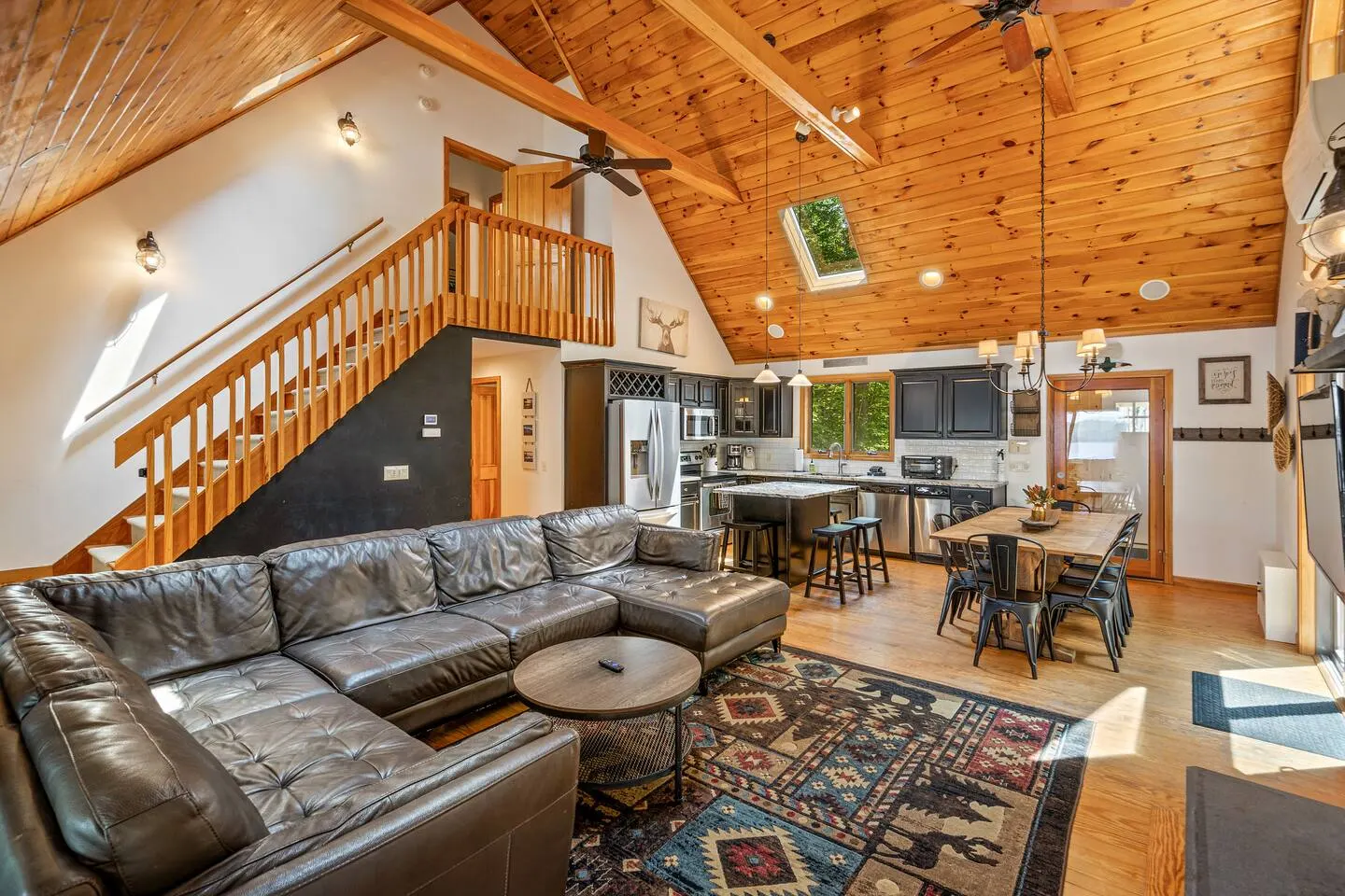 Lakefront Large Dock, Deck & Fire Pit Sleeps12 8