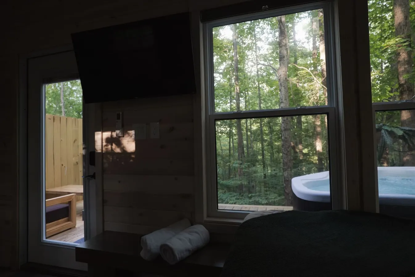 Romantic Getaway Hot tub, Fire pit & Near Hiking 9