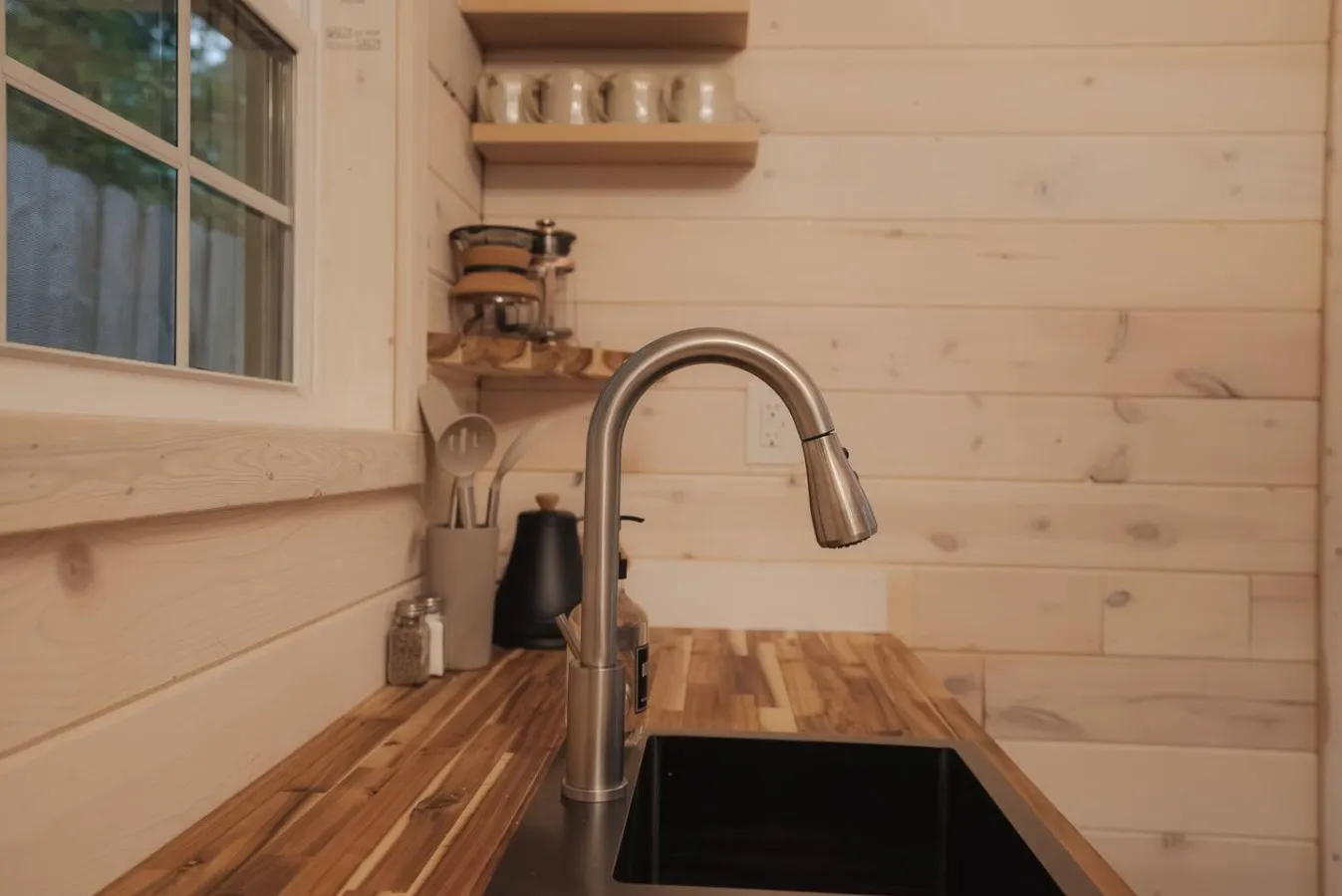 Romantic Getaway Hot tub, Fire pit & Near Hiking 7