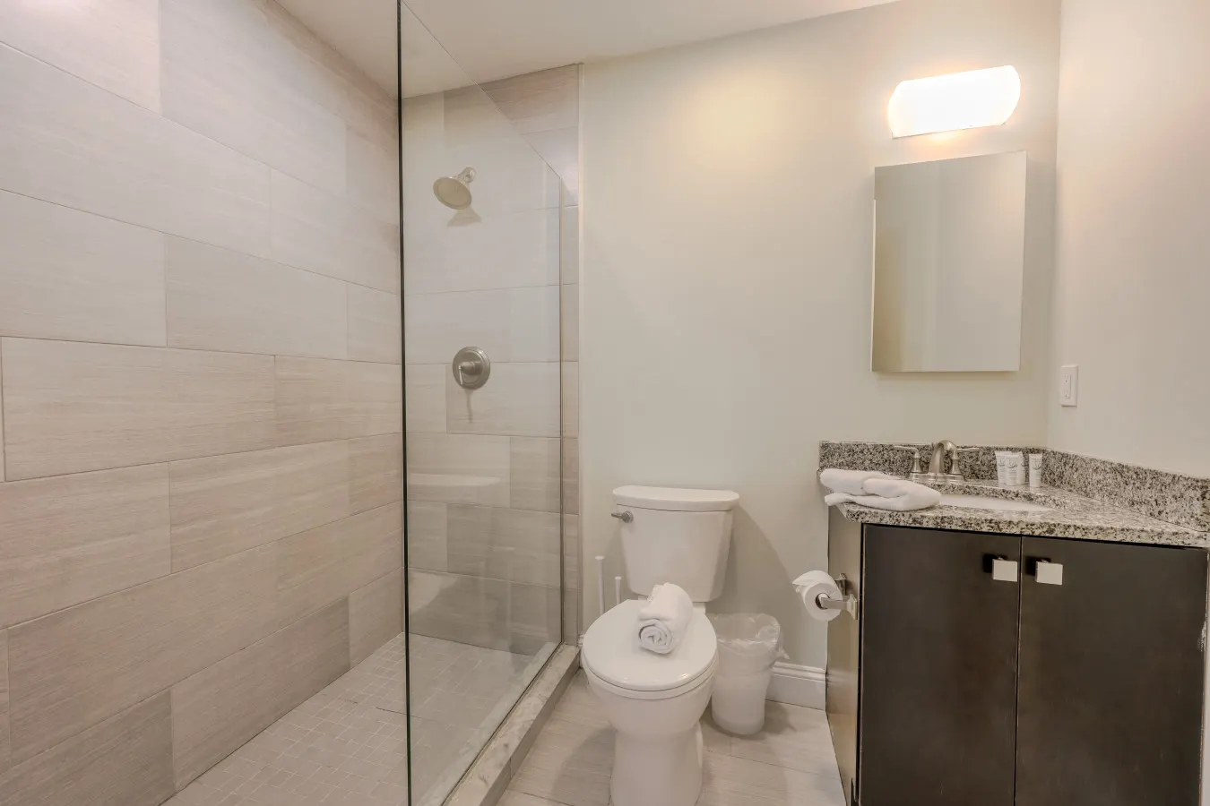 Lux 2br in Heart of FIDI District! 12