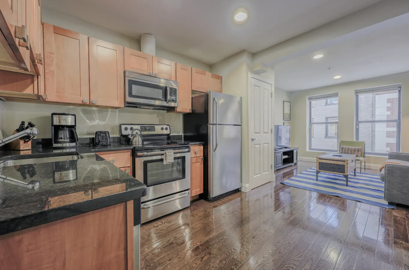Lux 2br in Heart of FIDI District! 7