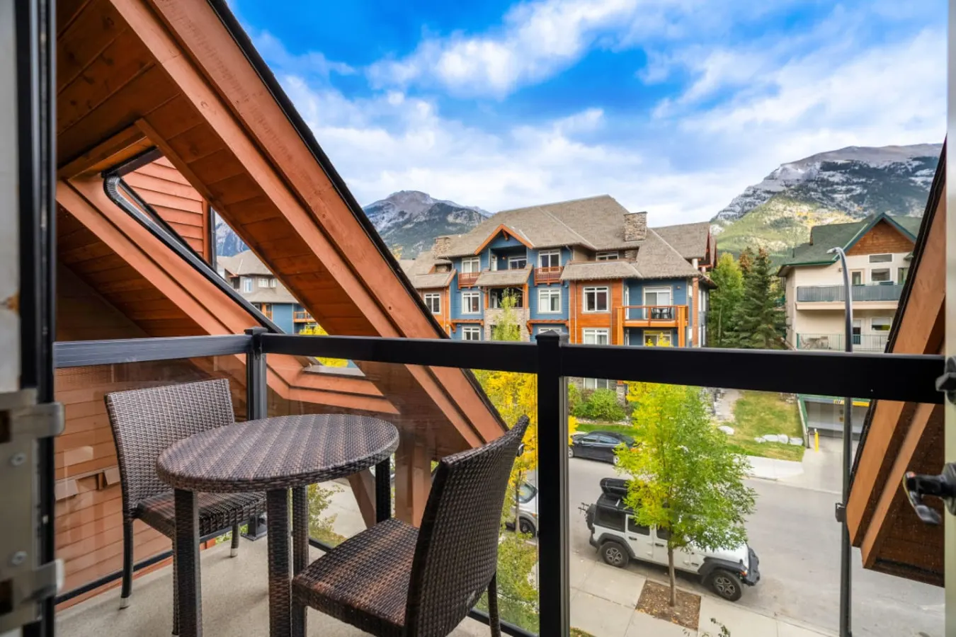 Fireplace Suite: Hot Tub, Pool & Free Park Pass 2