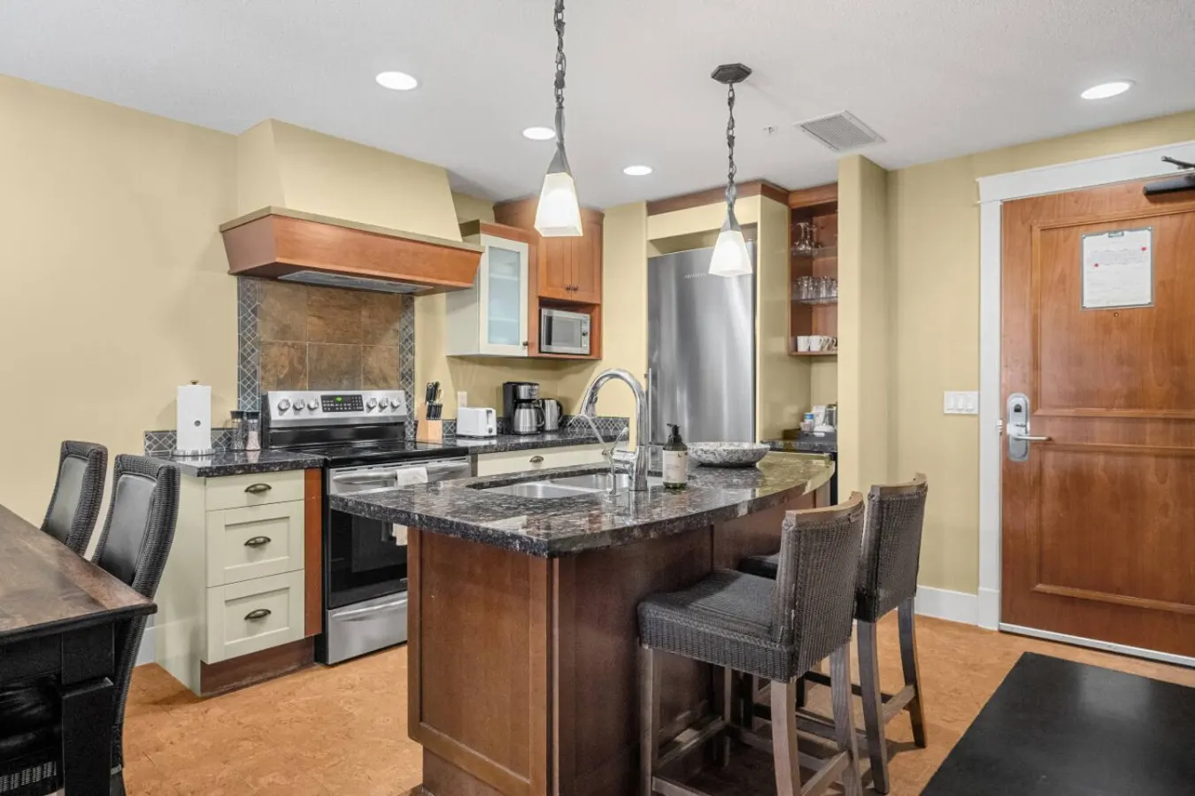 Fireplace Suite: Hot Tub, Pool & Free Park Pass 15