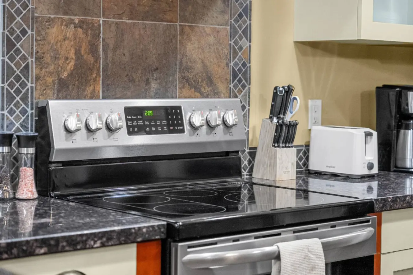 Fireplace Suite: Hot Tub, Pool & Free Park Pass 19