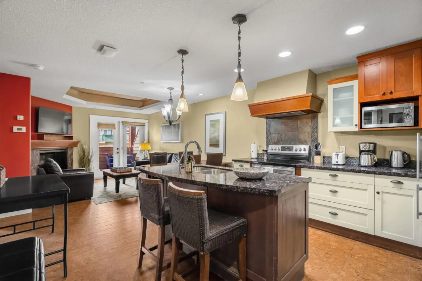 Fireplace Suite: Hot Tub, Pool & Free Park Pass 3