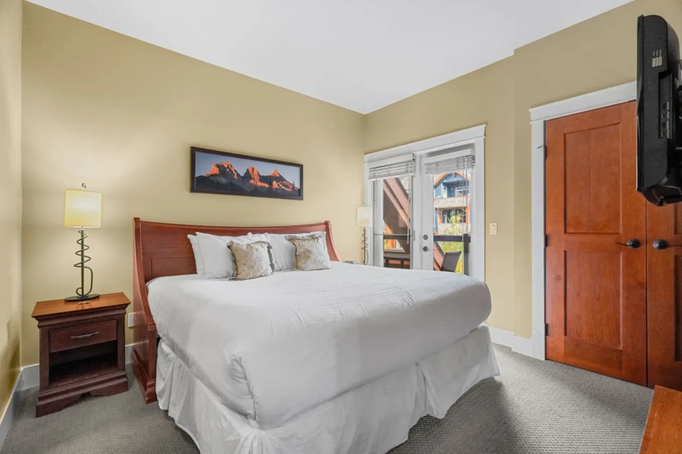 Fireplace Suite: Hot Tub, Pool & Free Park Pass 5