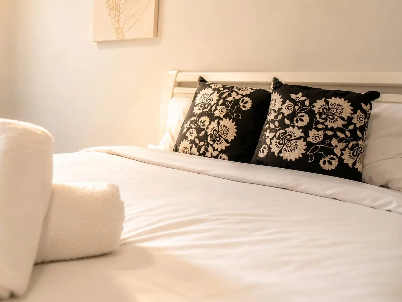 Quiet 2BR Apartment by Holroyd Gardens Park 17
