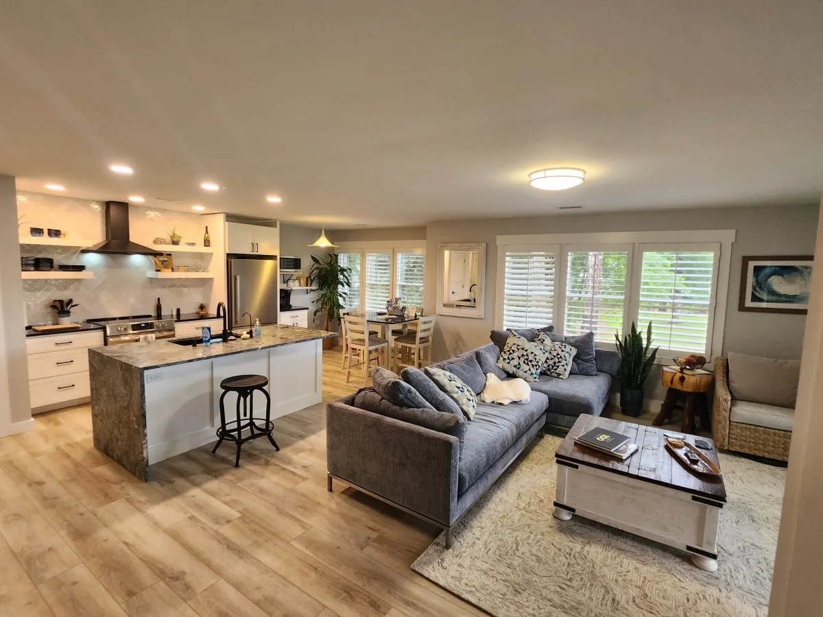 Renovated King Bed Condo near beach with pool access.