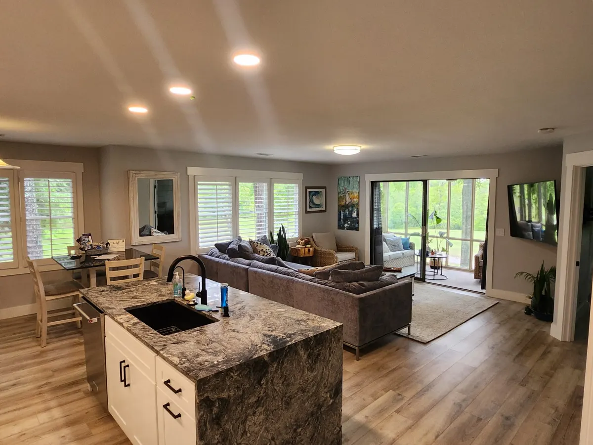 Renovated King Bed Condo near beach with pool access. — photo 3