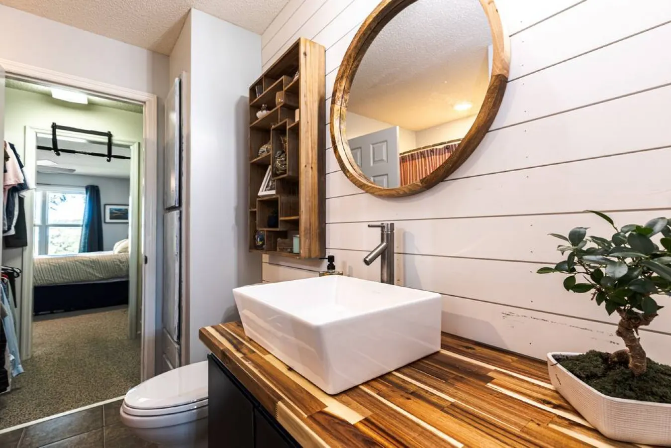 Renovated King Bed Condo near beach with pool access. — photo 4