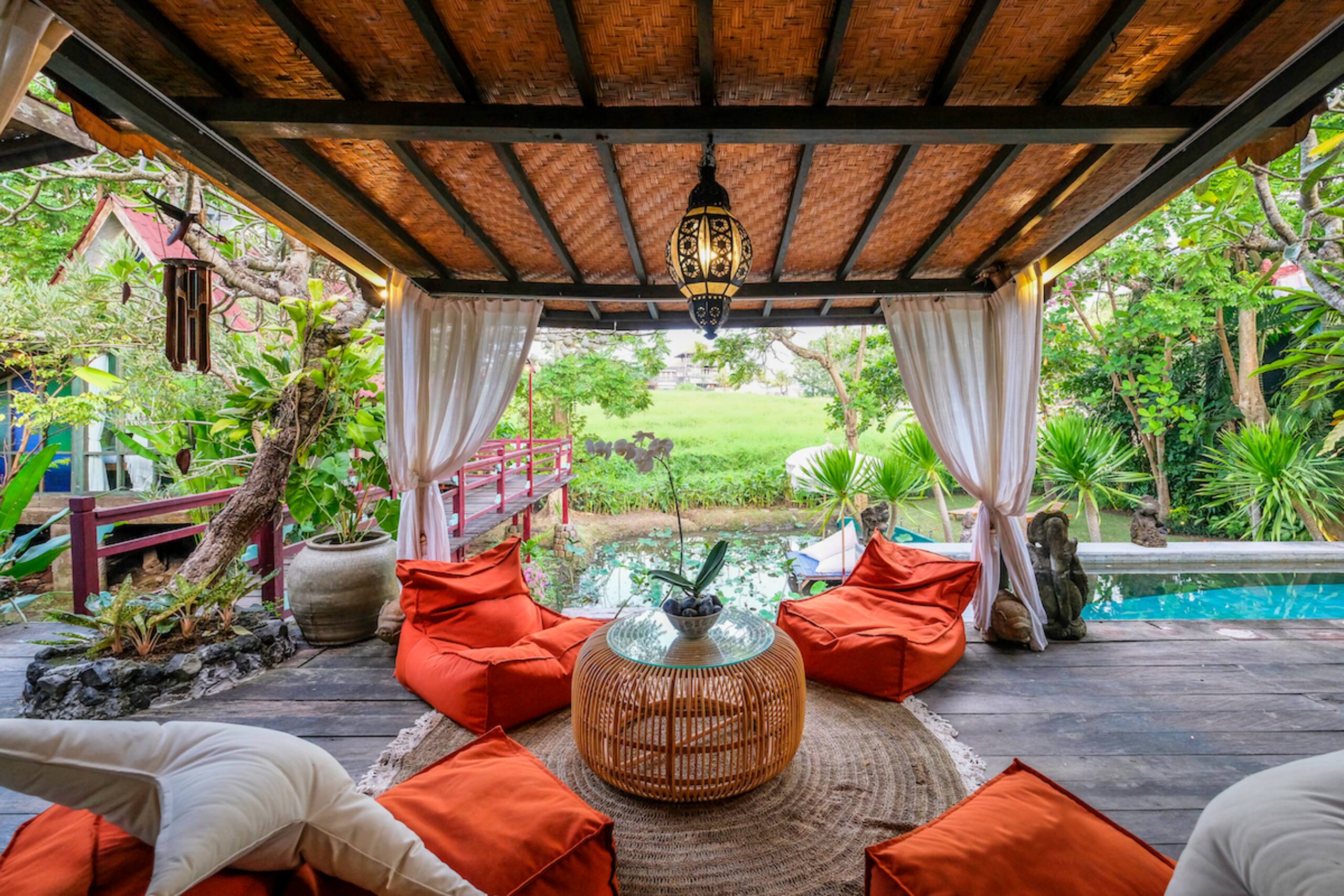 Traditional 3Beds Prime Location in Batu Bolong 35