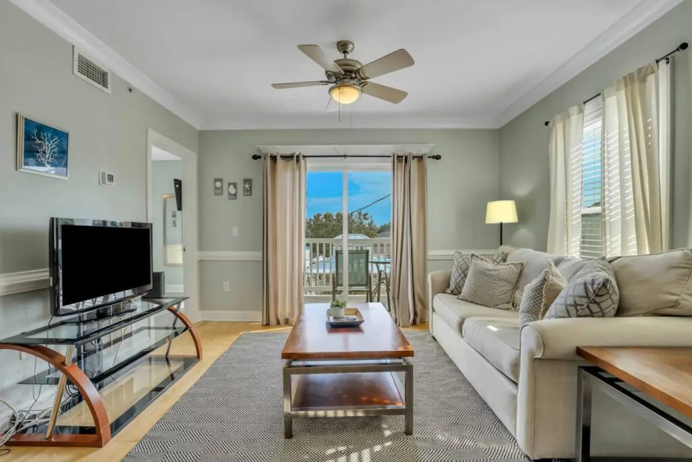 2 Bed Condo Walk to the Beach 10